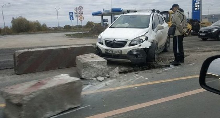 15 октября на Северной окружной в Рязани водитель Opel врезался в бетонный блок