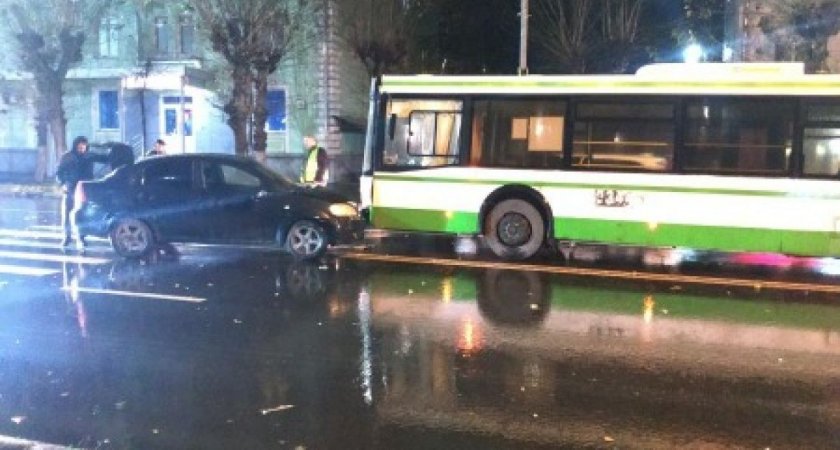 В ДТП в центре Рязани с автобусом и легковушкой пострадала 71-летняя женщина