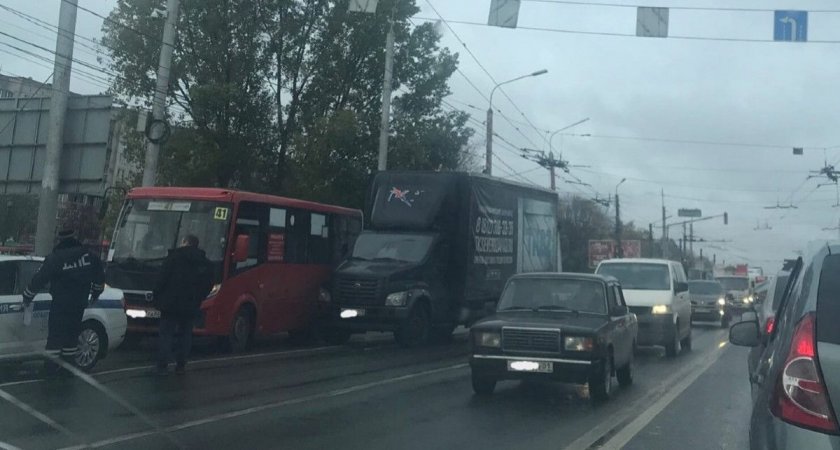 В Рязани на Московском шоссе произошло ДТП с маршруткой и грузовиком