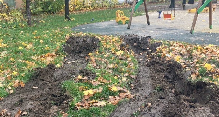 При вывозе собранной листвы из сквера в Рязани пострадал газон