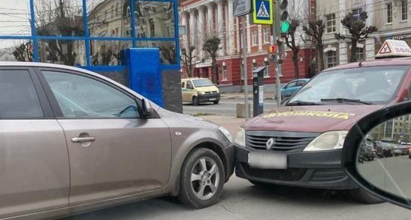 На улице Ленина в центре Рязани учебный автомобиль стал участником ДТП