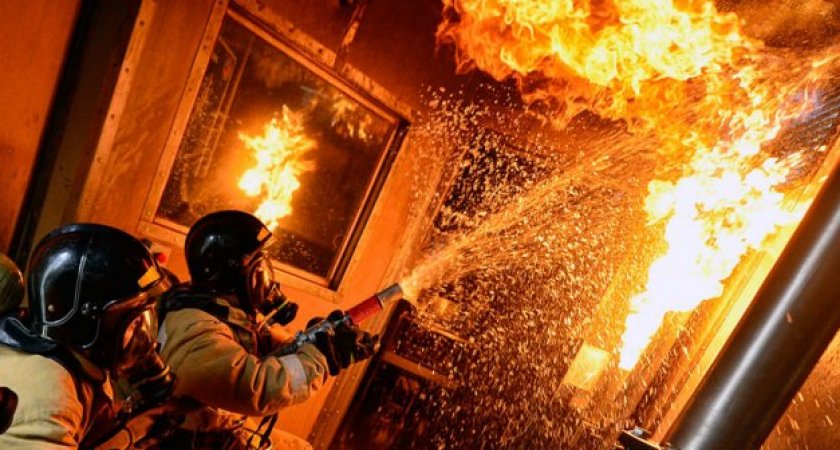 В Рязани из горящего дома спасли 6 взрослых и ребенка