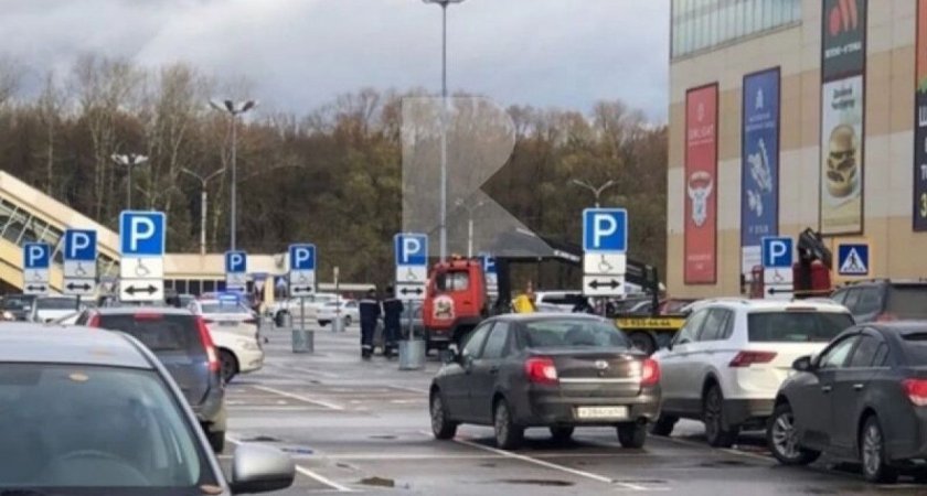 Очевидцы сообщили об эвакуации автомобилей с парковки рязанского «Премьера»