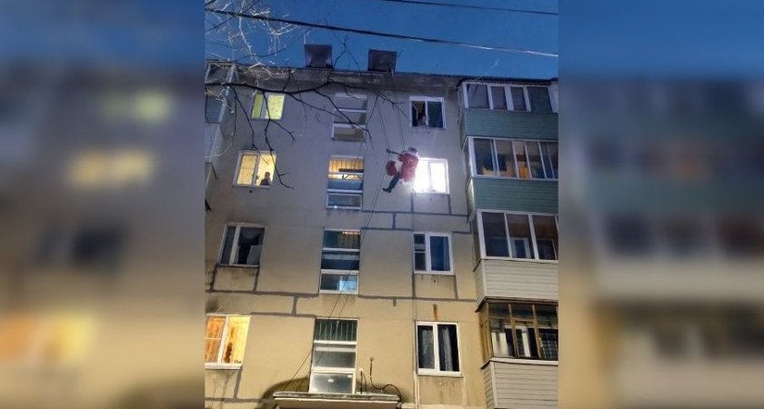 Жители рязанского Канищева засняли Деда Мороза, залезающего в окно четвертого этажа