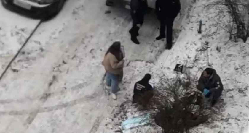 В Рязанской области около многоэтажки нашли тело женщины без обуви