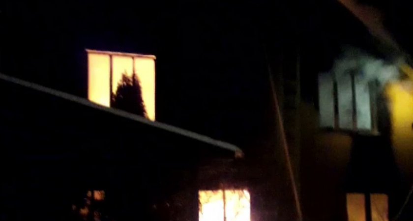 В Рязанском районе сгорел двухэтажный дом, пострадал человек