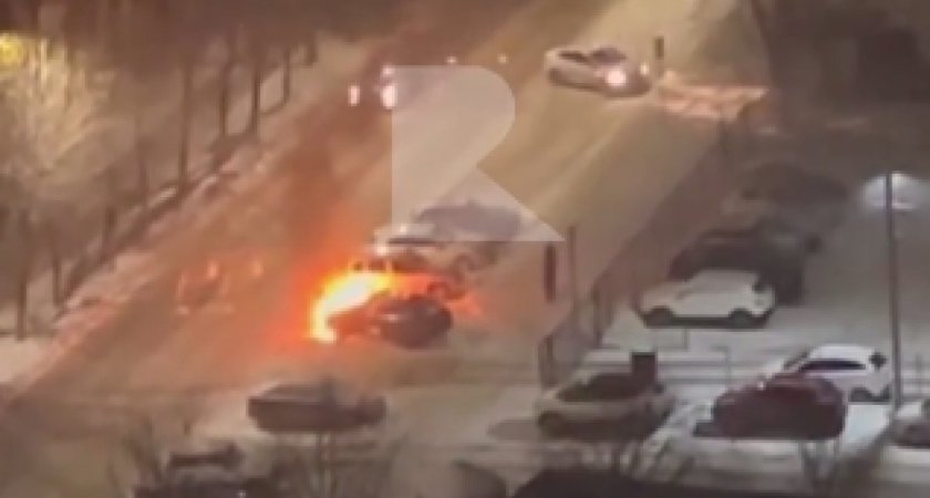 Ночью 9 декабря на улице Тимуровцев загорелся автомобиль