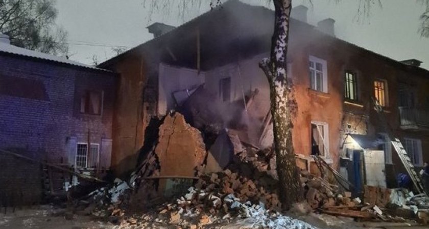 На месте взрыва газа в жилом доме в Рязани действуют 19 спасателей и 7 машин