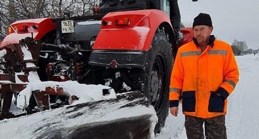 Под Рязанью в снегу увязли два автобуса и молоковоз
