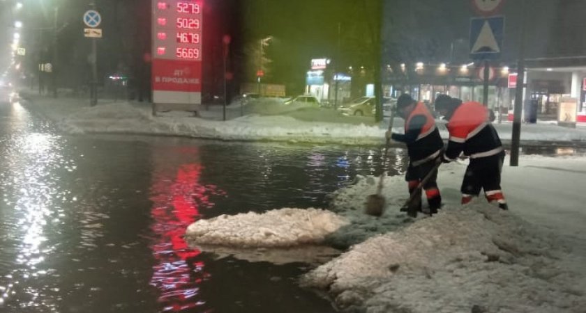 В Рязани сотрудники коммунальной службы очищают ливневки от снега