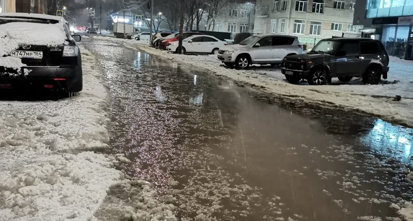 В центре Рязани улица ушла под воду из-за снегопада