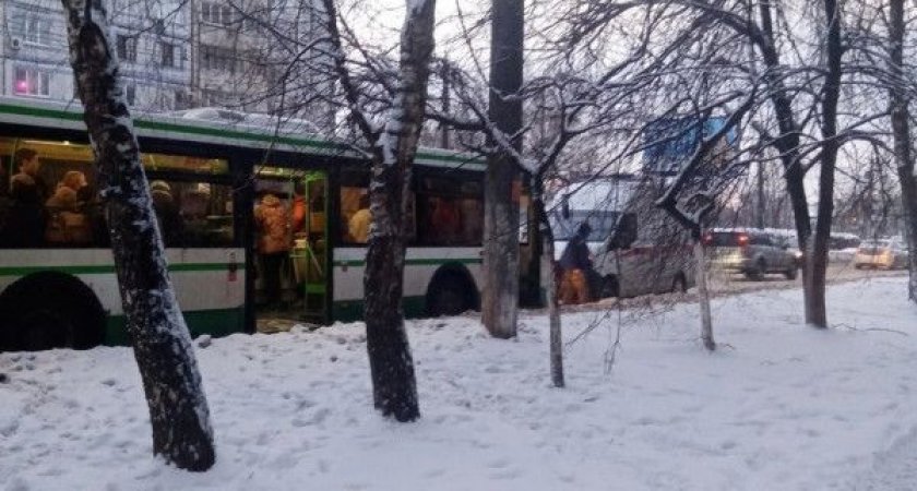 В Канищеве скорая забрала упавшего в обморок пассажира автобуса