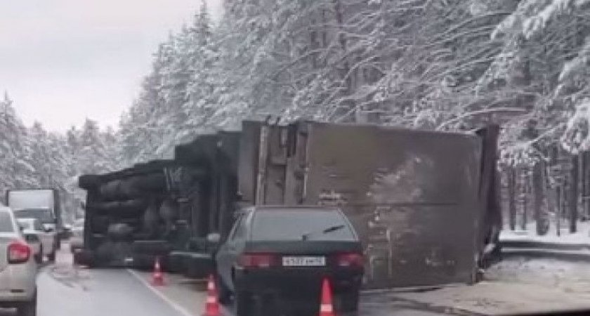 В Рязанской области произошло ДТП с фурой и легковушкой