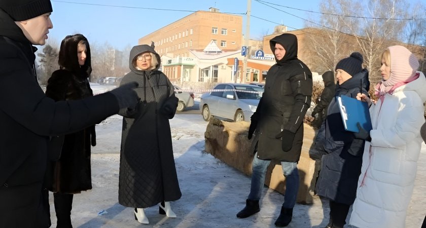 Панфилова посетила место прорыва теплотрассы в ботильонах от Chloé за 109 тысяч рублей