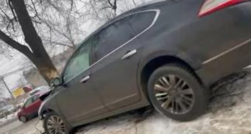 В Рязани на улице Халтурина автомобиль Nissan врезался в дерево