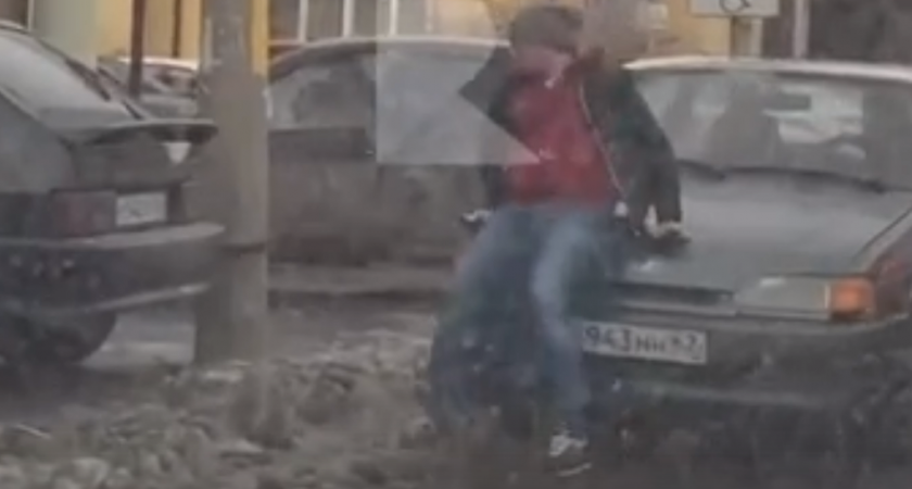 20 января водитель ВАЗа на улице Радищева провёз на капоте обидчика в Рязани