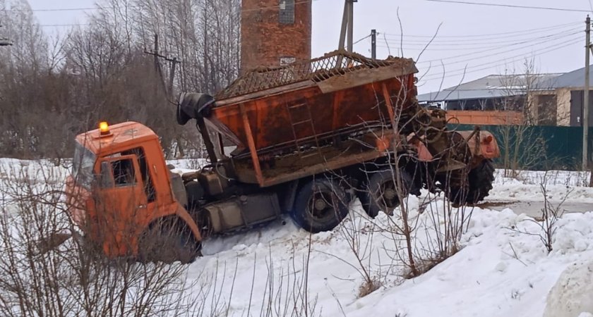 В Рязанской области грузовик с песком "вылетел" в кювет