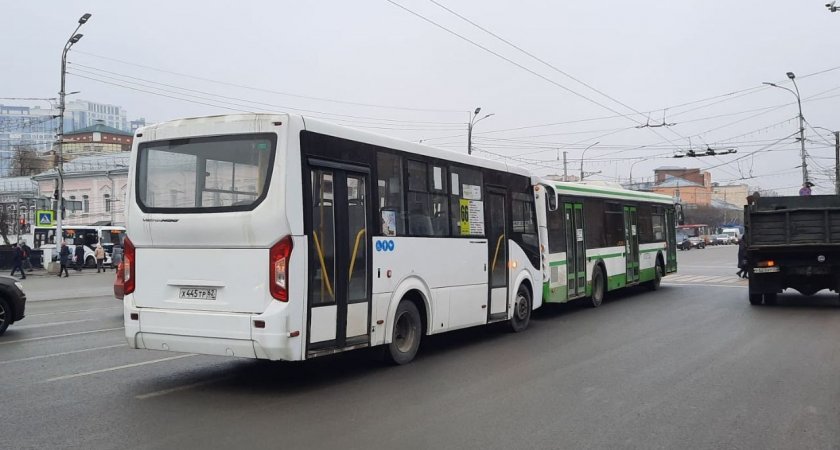 Утром 27 января на площади Ленина в Рязани произошло ДТП с участием четырех автобусов