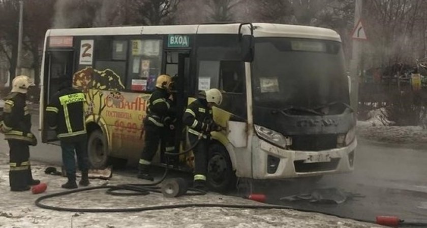 На улице Бирюзова в Рязани сгорел автобус №53