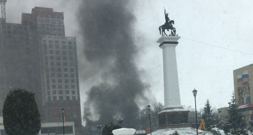 В Рязани засняли сильный черный дым около ЗАГСа