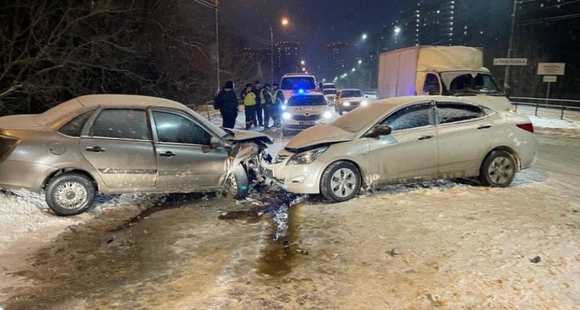 В Рязани на улице Ситниковской в ДТП с «Ладой» и Hyundai пострадали четыре человека