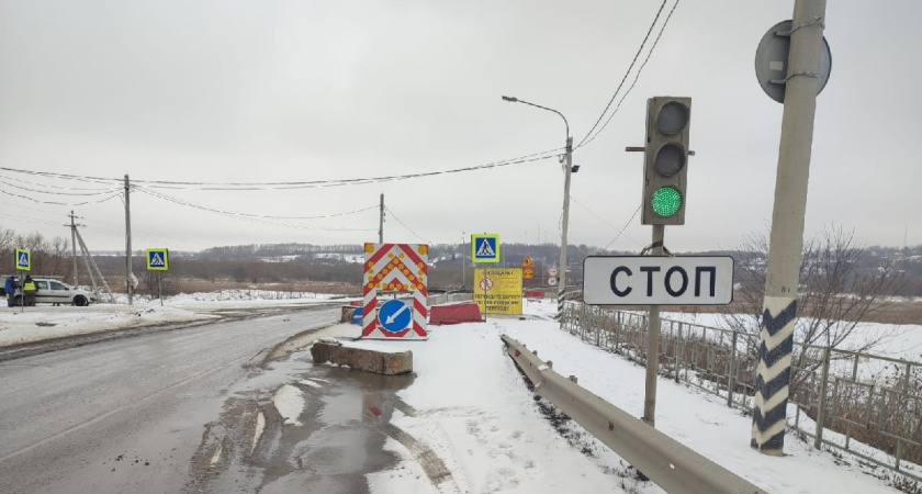 В Рязанской области закрыли проезд большегрузов по мосту через Проню