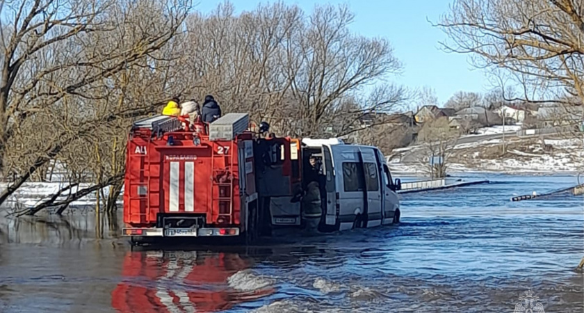 В Кораблинском районе МЧС спасло пассажиров застрявшей на подтопленном мосту маршрутки
