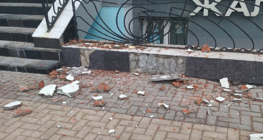 Со здания на улице Ленина в Рязани обрушилась часть фасада