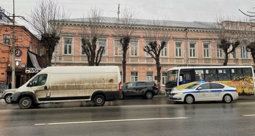 17 марта на улице Ленина в центре Рязани микроавтобус столкнулся с Toyota
