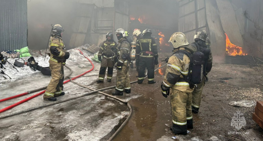 Пожар на складе в Турлатово под Рязанью локализован на площади 700 кв. м.