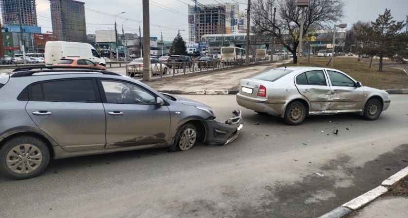 В Рязани на Московском шоссе при столкновении легковушек пострадали два человека