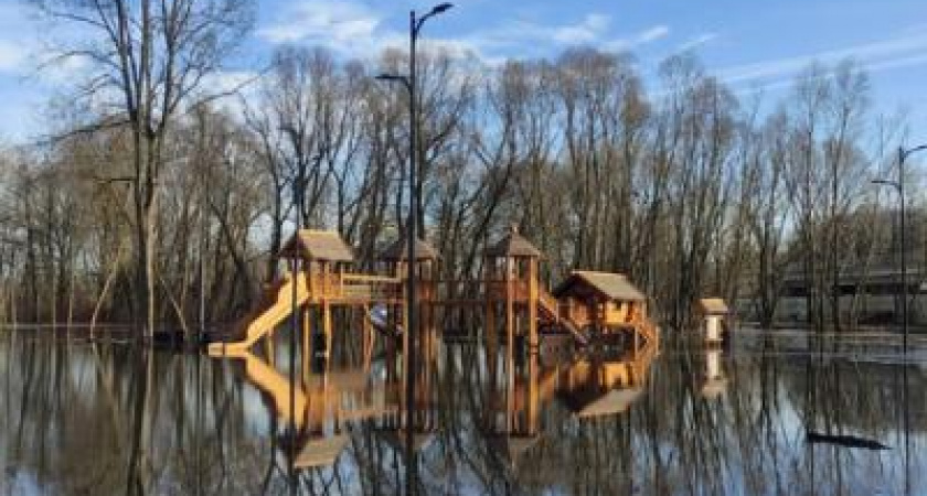 В Рязани в Лесопарке водой залило дорогу около детской площадки