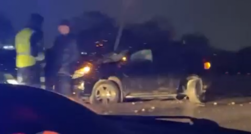 В Рязани на Северной окружной легковой автомобиль врезался в столб