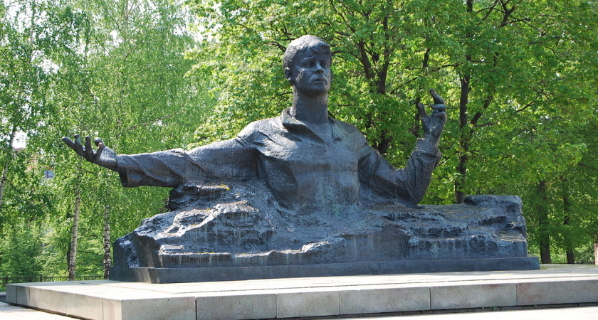 У памятника Есенину в Рязанском кремле нашли труп неизвестного мужчины