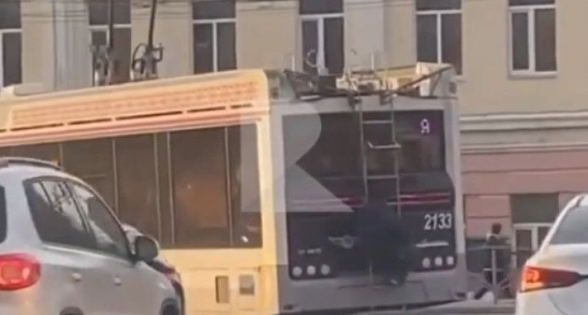 В Рязани засняли зацеперов на городских троллейбусах