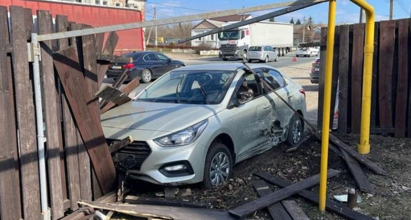 В Путятине Рязанской области Hyundai врезался в забор у кафе