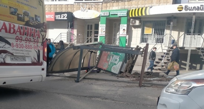 В Рязани на Интернациональной рухнул остановочный павильон