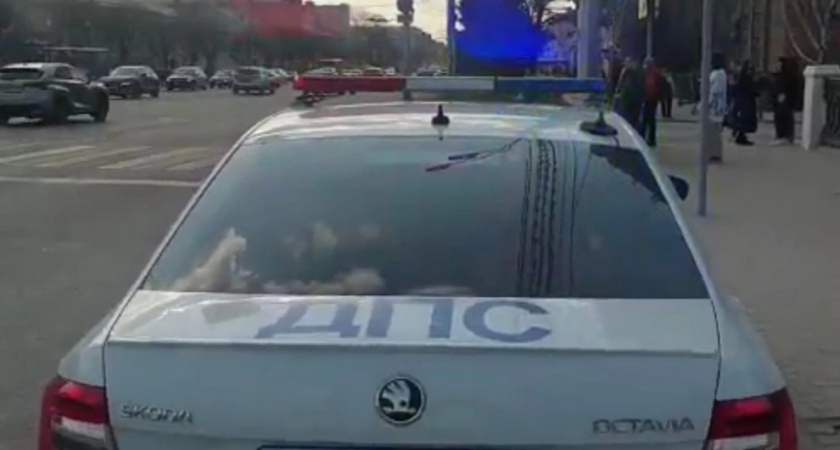 В центре Рязани полицейские обратились к пешеходам по громкоговорителю