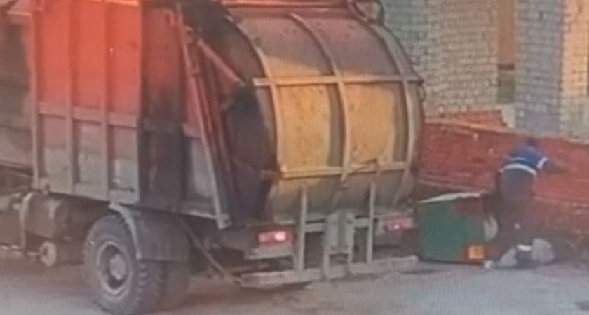 Водитель мусоровоза под Рязанью высыпал отходы из бака на площадку