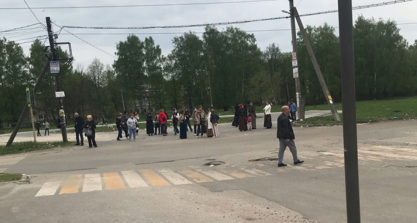 В Дягилеве на остановке собралась толпа народу в ожидании маршрутки 