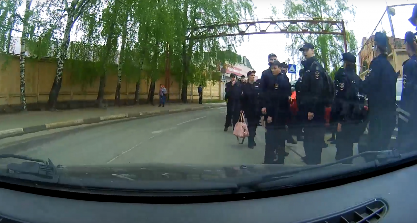 Жители Рязани обратили внимание на толпу людей в полицейской форме на проезжей части