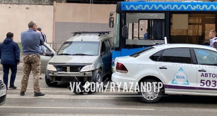 5 мая на улице Каширина в Рязани произошло ДТП с автобусом и легковушкой