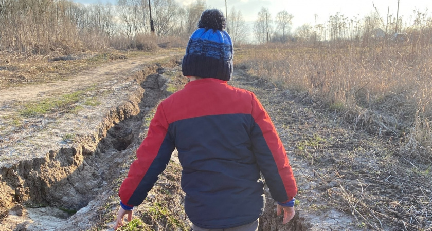 В Рязанской области мальчик каждый день проходит по 4 км в школу по бездорожью