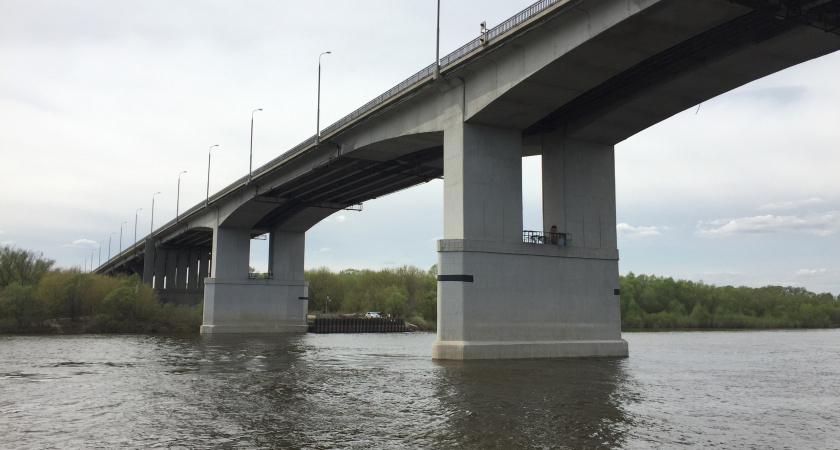 В Рязани МЧС продолжает поиски упавшего с моста в Оку мужчины