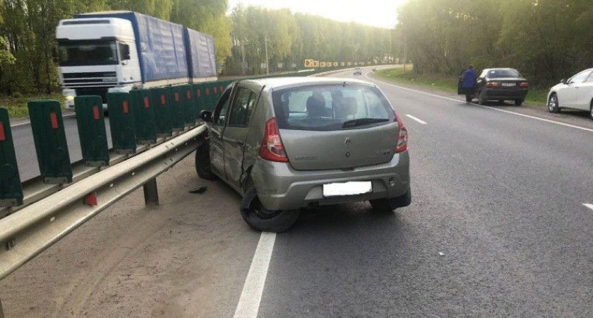 В Михайловском районе женщина на Renault врезалась в отбойник и была госпитализирована