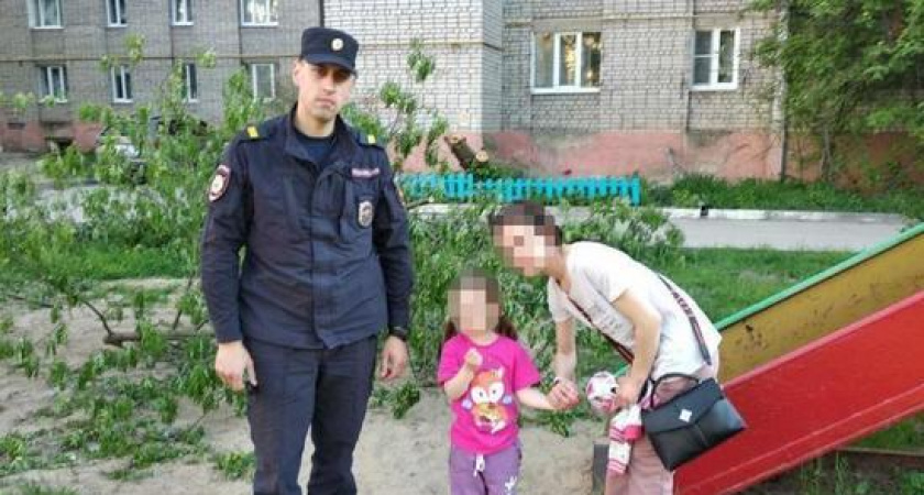 На улице Бирюзова в Рязани сотрудники полиции разыскали пропавшую 4-летнюю девочку
