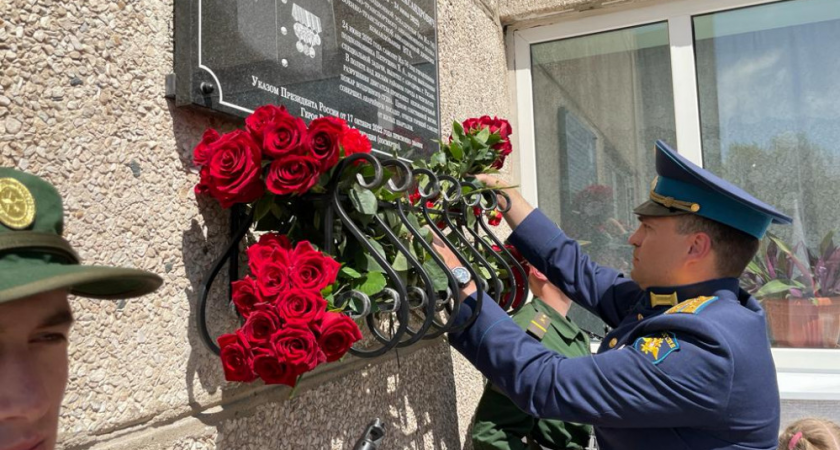 Мемориальную доску памяти погибшего в Рязани лётчика Ил-76 Петрушина открыли в Орске