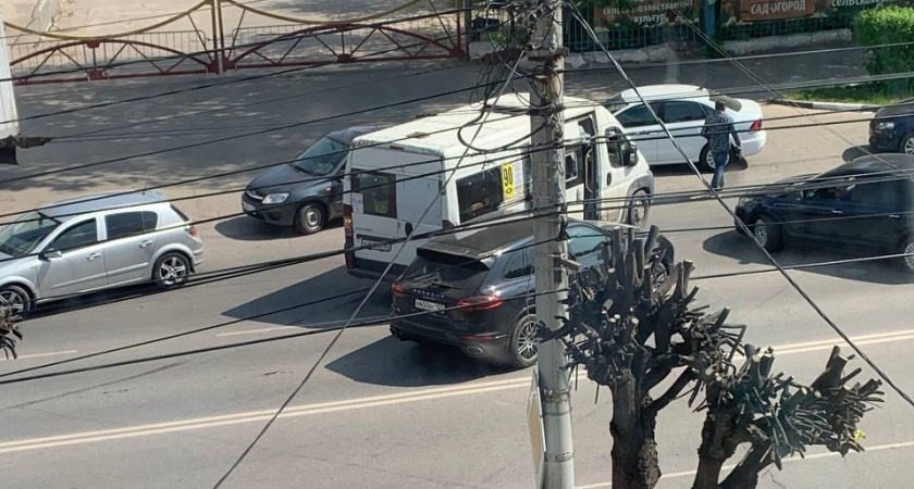 На улице Дзержинского в Рязани ДТП с маршруткой №90 вызвало пробку