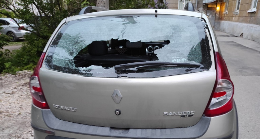 В микрорайоне Горроща в Рязани 11-летний мальчик разбивает окна в домах и автомобилях