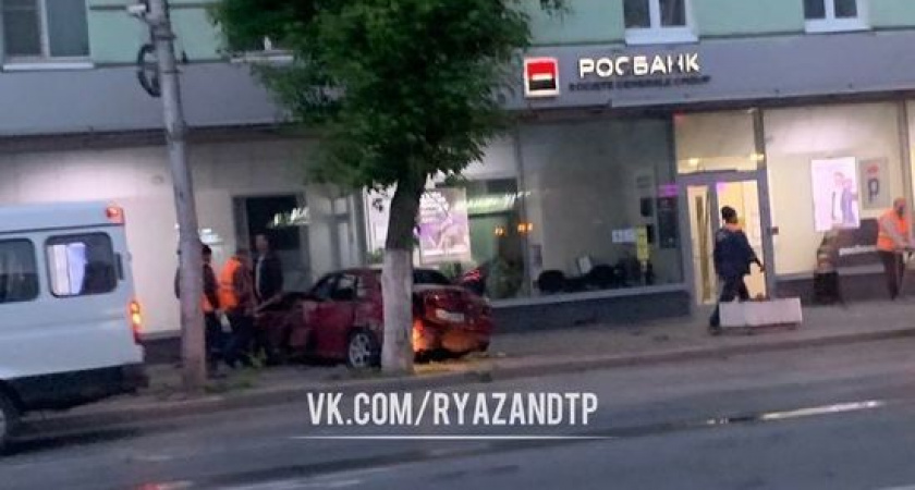 На Первомайском проспекте в Рязани легковой автомобиль влетел в здание Росбанка